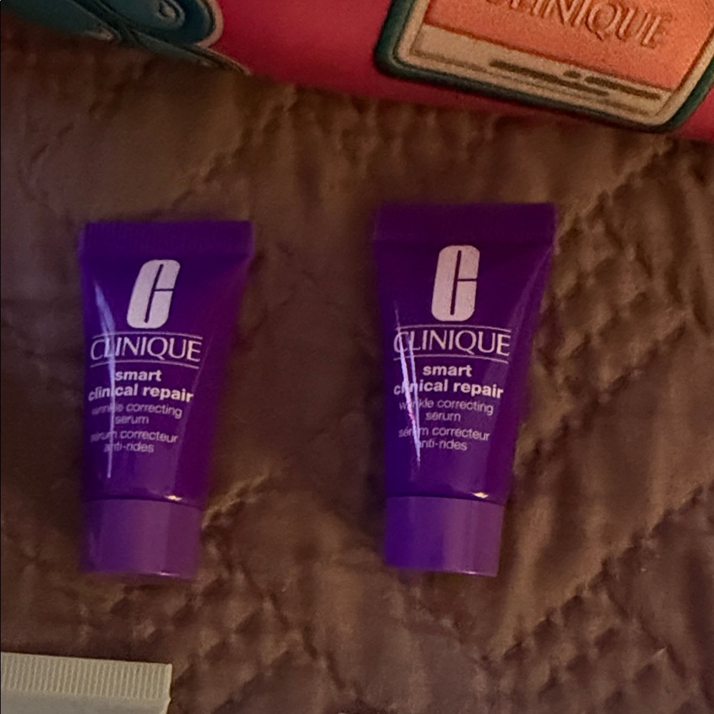 Clinique Makeup travel kit BAG INCLUDED BUT InN GREEN NOT PINK - Picture 2 of 5